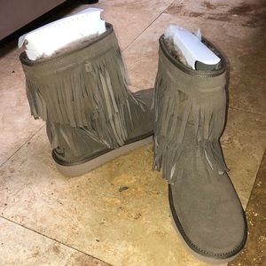 Koolaburra by UGG w/fringe. Size 11. NIB. W Cable